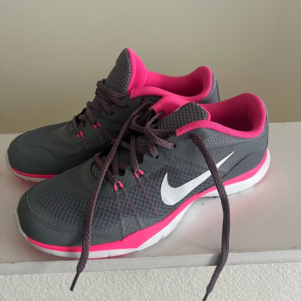 NEVER WORN Nike Women's Gray and Pink Athletic Shoes